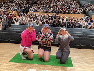 女子プロトークショーの公開収録に参加した吉田（左）大里（中央）青木