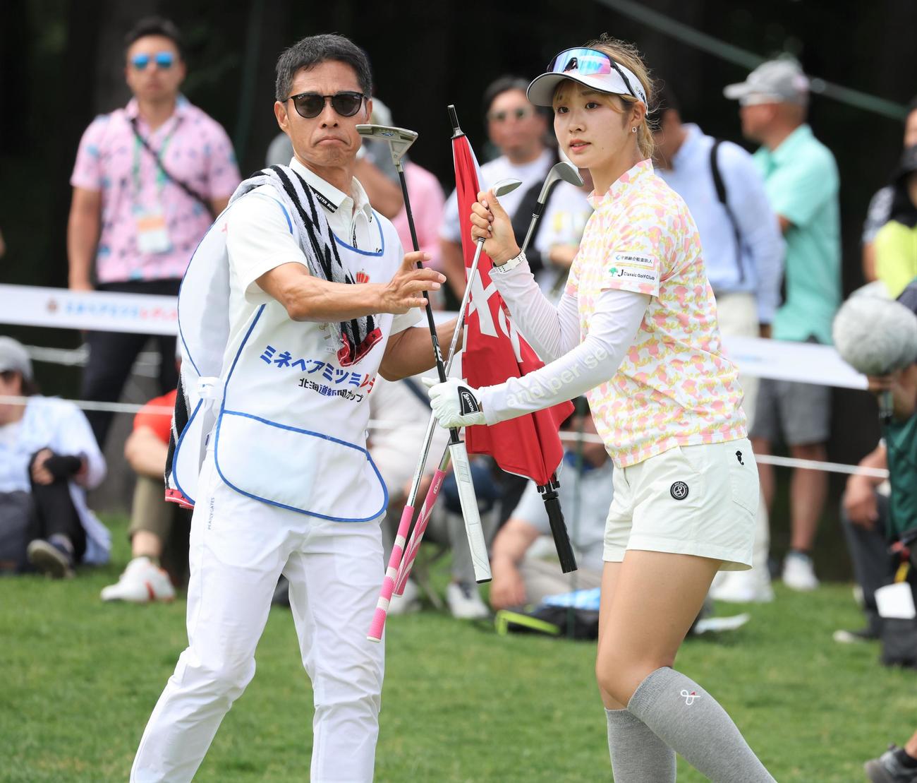 都玲華のキャディーを務める父英樹さん