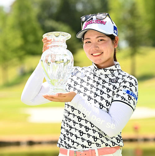 7月30日、通算21アンダーで優勝し、トロフィーを手に笑顔の桜井心那