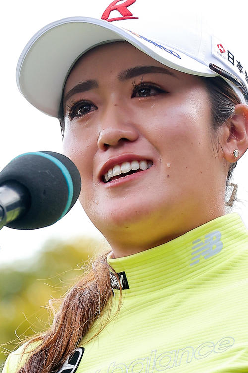 優勝インタビューで涙を流す稲見萌寧（2023年11月5日撮影）