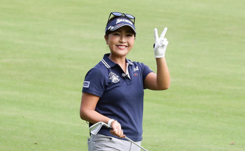 4ホール目、ベタピンで余裕のピースサイン
