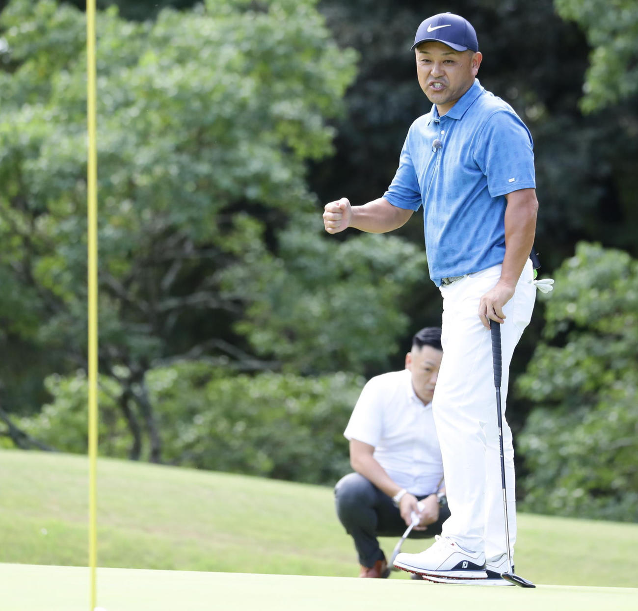 長いパットをねじ込んでガッツポーズの谷繁さん