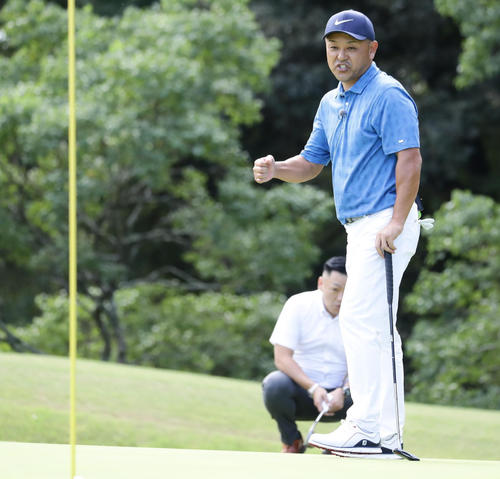 長いパットをねじ込んでガッツポーズの谷繁さん