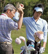 練習場で父勝美さんのアドバイスを受ける石川遼（撮影・築山幸雄）