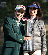 優勝カップを手に母・八重子さんと喜びを分かち合う上田桃子(撮影・渦原淳)