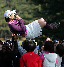 優勝の古閑は仲間から胴上げで祝福された(撮影・梅根麻紀)