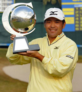 笑顔で優勝カップを手にする手嶋多一(撮影・外山哲司)