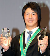 ジャパンゴルフツアー表彰式での石川遼（撮影・神戸崇利）