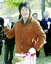 記念植樹を行い笑顔の石川遼（共同）