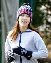 新シーズンに向けて始動、笑顔でランニングする上田桃子(共同)
