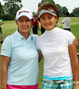 日本勢最高の５位になった桜井有希（右）と横峯留衣（共同）