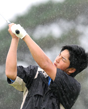プロ初戦を前に、入念にフォームをチェックする石川遼（共同）