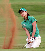 １７番ホールでリカバリーショットを放つ上田桃子（撮影・築山幸雄）
