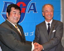 松井功ＰＧＡ会長（右）と握手する小林旭（撮影・大石健司）
