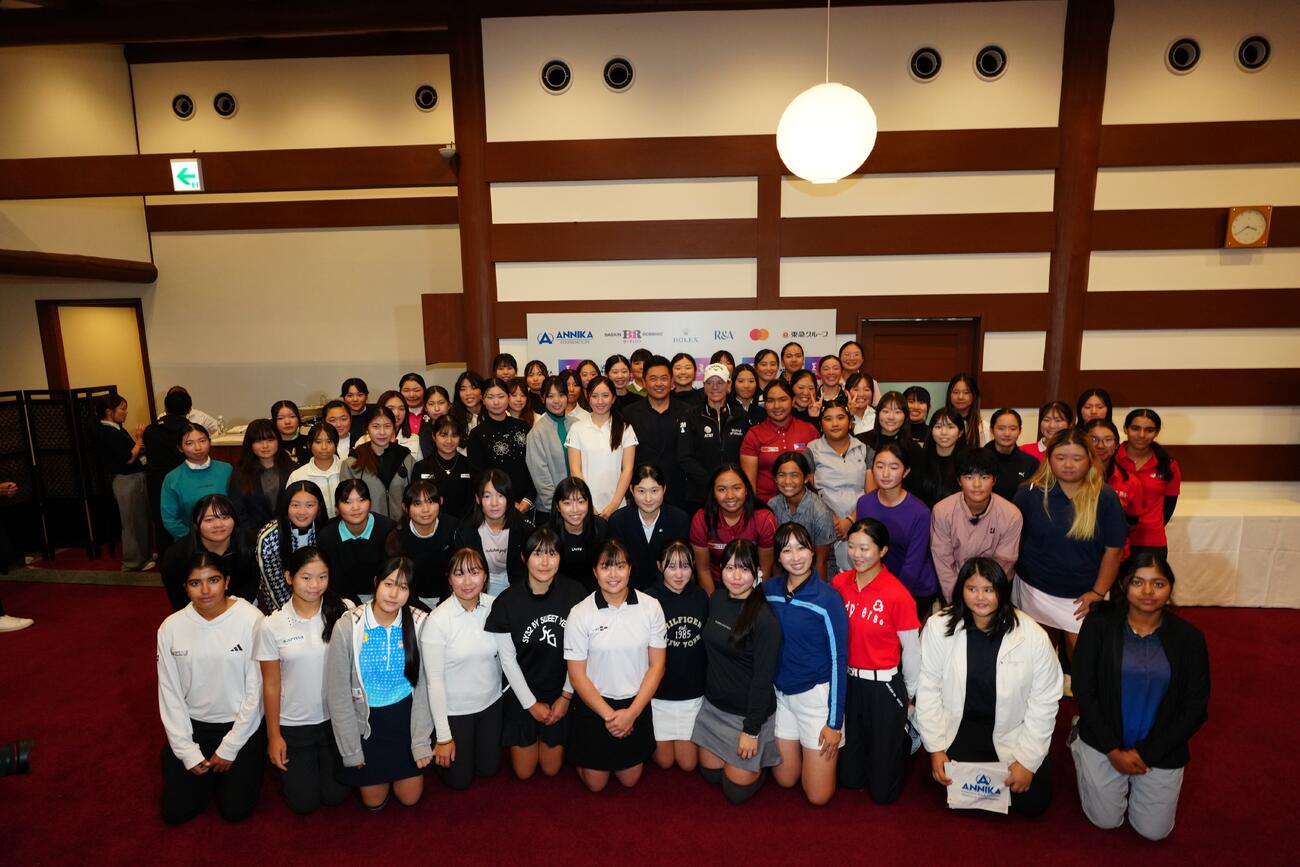 ソレンスタムは出場選手と記念写真