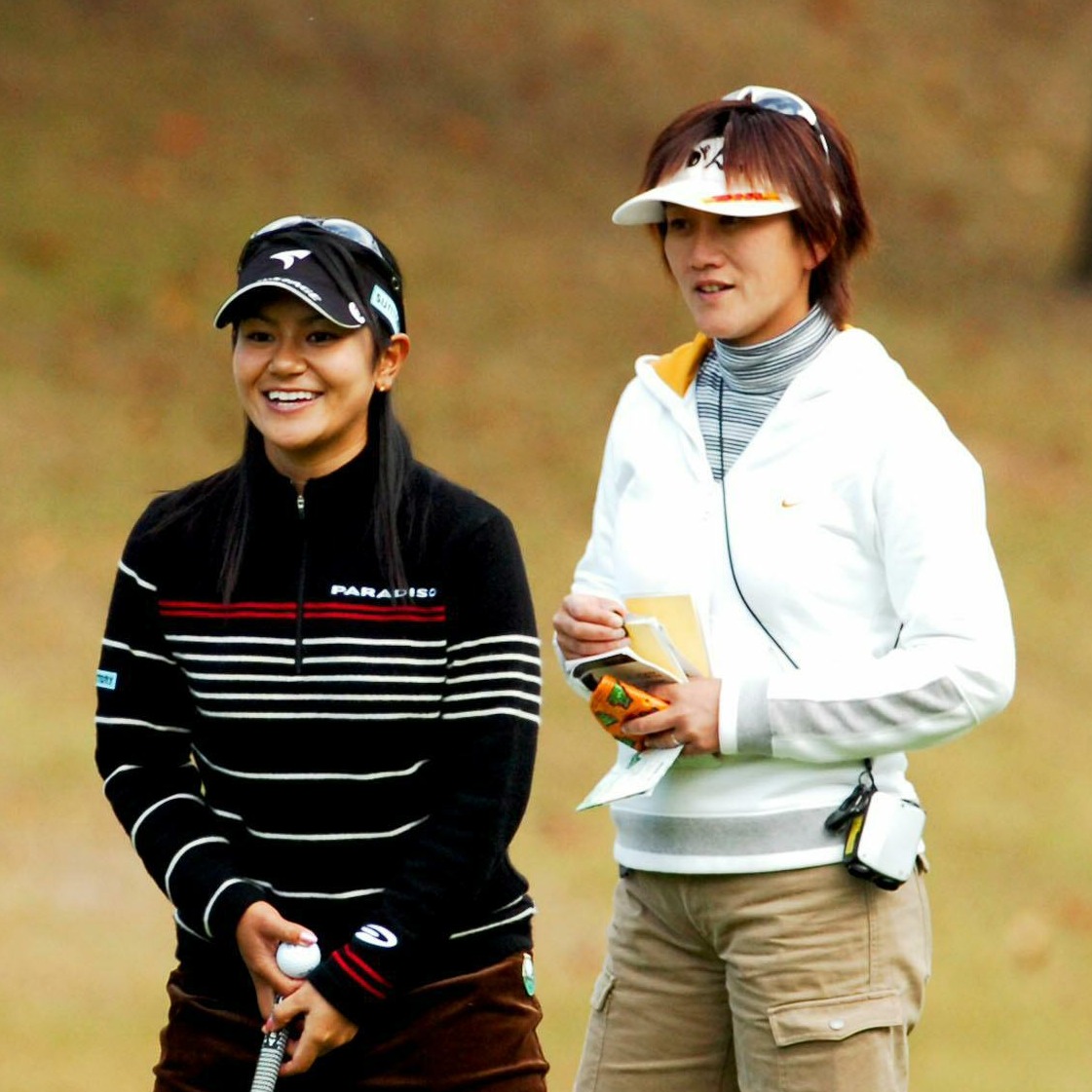 ０５年１１月、プロアマ戦で笑顔を見せる宮里藍（左）。右は小田美奈キャディー
