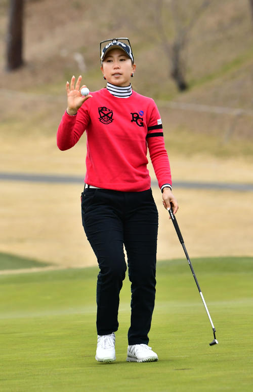 18番でバーディーを決めた上田桃子（撮影・外山鉄司）
