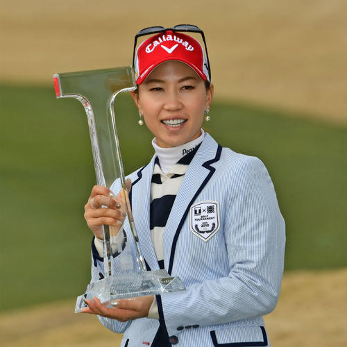 優勝トロフィーを抱える上田桃子(撮影・外山鉄司)
