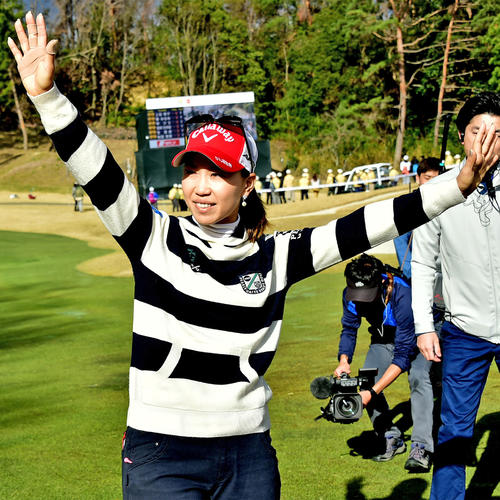 優勝しバンザイの上田桃子(撮影・外山鉄司)
