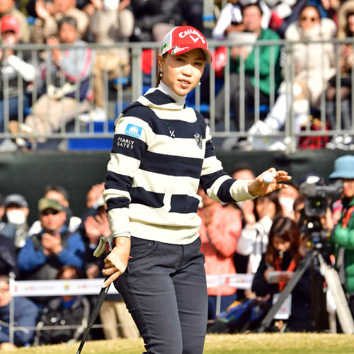 通算6アンダーで優勝した上田桃子(撮影・外山鉄司)