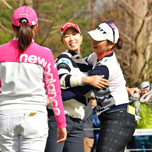 優勝した上田桃子(中央)を祝福する黄・アルム(右)と稲見萌寧(撮影・外山鉄司)