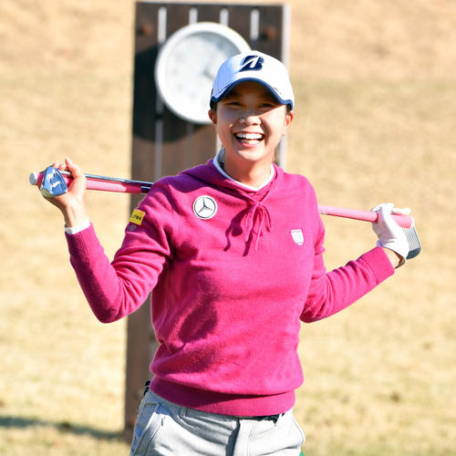 1アンダーの金沢志奈は練習場で笑顔を見せる（撮影・柴田隆二）