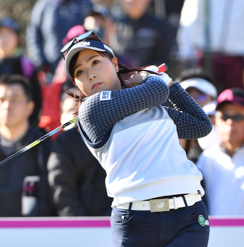 10番、ティーショットを放つ青木瀬令奈（撮影・柴田隆二）