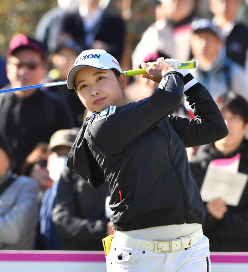 10番、ティーショットを放つ小祝さくら（撮影・柴田隆二）