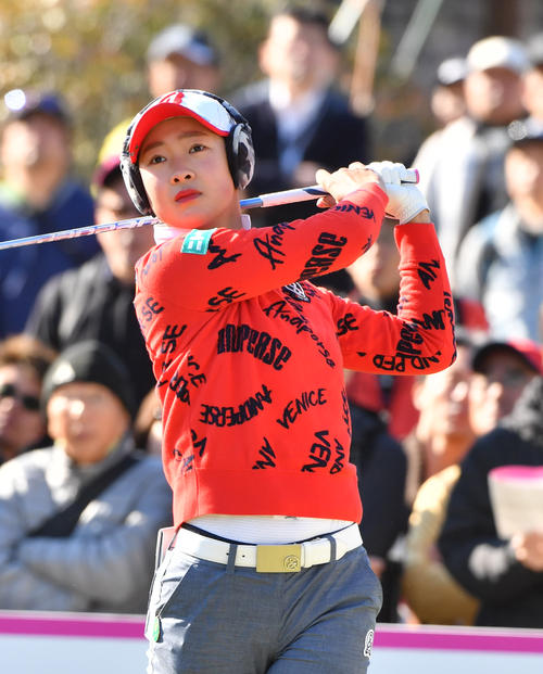 10番、ティーショットを放つ松田鈴英（撮影・柴田隆二）