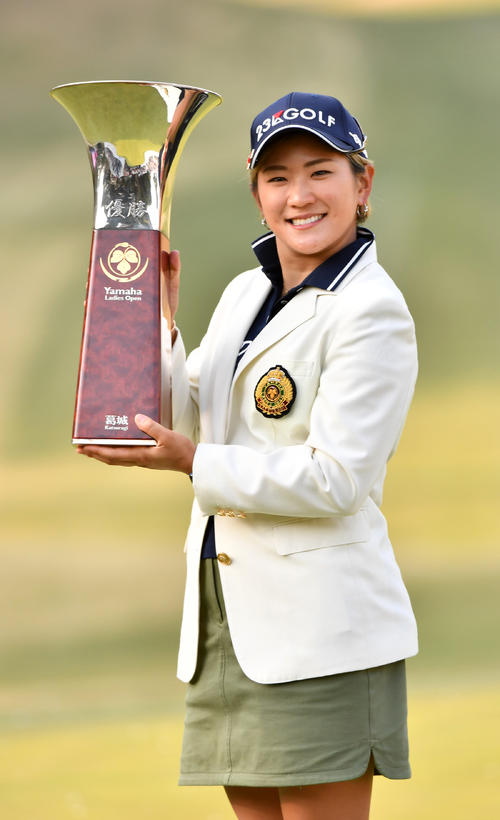 優勝杯を掲げる成田美寿々（撮影・柴田隆二）