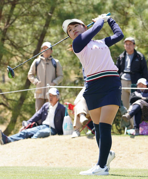 スタジオアリス女子オープン・2日目　4番ティーショットを放つ広田真優（撮影・奥田泰也）