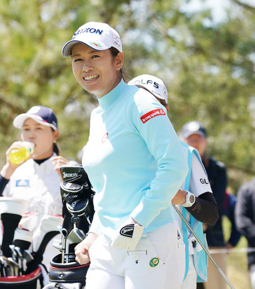 スタジオアリス女子オープン・2日目　4番ティーで笑顔を見せる小橋絵利子（撮影・奥田泰也）