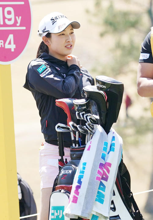 スタジオアリス女子オープン・2日目　4番笑顔を見せる小祝さくら（撮影・奥田泰也）