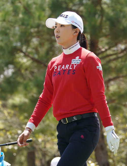 スタジオアリス女子オープン・2日目　4番ティーショット後フェアウエーに向かうユン・チェヨン（撮影・奥田泰也）