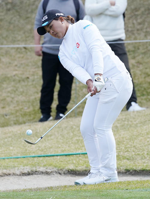 スタジオアリス女子オープン・2日目　3番アプローチをする鈴木愛（撮影・奥田泰也）