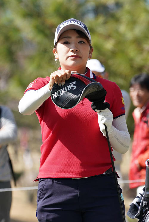 スタジオアリス女子オープン・2日目　4番フェアウエーを見る安田彩乃（撮影・奥田泰也）