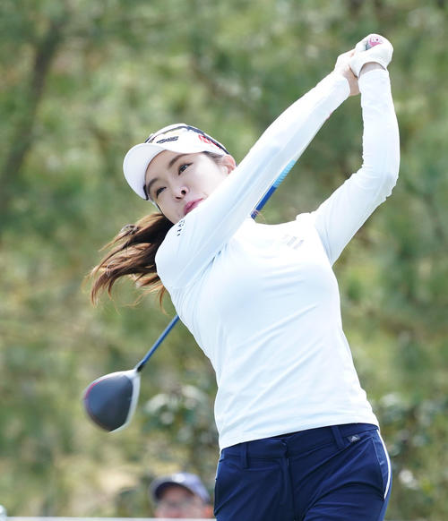 スタジオアリス女子オープン・2日目　4番ティーショットをするアン・シネ（撮影・奥田泰也）