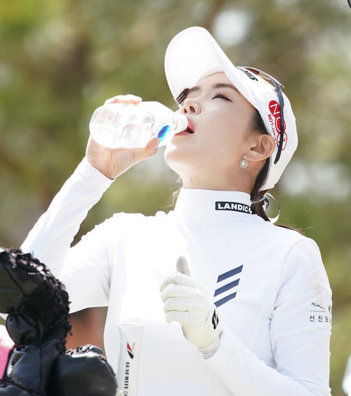 スタジオアリス女子オープン・2日目　4番ティーでドリンクを飲むアン・シネ（撮影・奥田泰也）