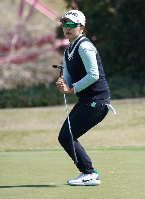 スタジオアリス女子オープン・2日目　3番パットに力が入る比嘉真美子（撮影・奥田泰也）