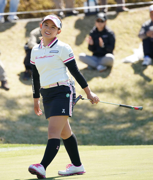 スタジオアリス女子オープン・2日目　3番パットのラインを見る吉本ひかる（撮影・奥田泰也）