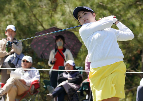 スタジオアリス女子オープン・2日目　4番ティーショットを放つ中野恵里花（撮影・奥田泰也）
