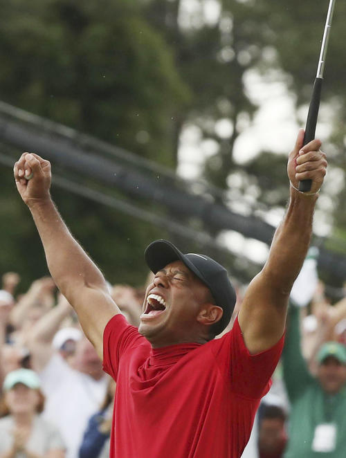 米男子ゴルフのマスターズ・トーナメントの最終ラウンド、逆転で優勝を果たし、ガッツポーズするタイガー・ウッズ。11年ぶりのメジャー制覇で完全復活を果たした（ロイター＝共同）
