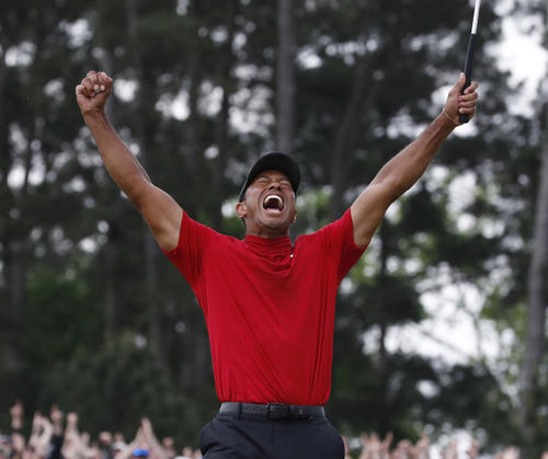 米男子ゴルフのマスターズ・トーナメントの最終ラウンド、逆転で優勝を果たし、喜びを爆発させるタイガー・ウッズ。11年ぶりのメジャー制覇で完全復活を果たした（共同）