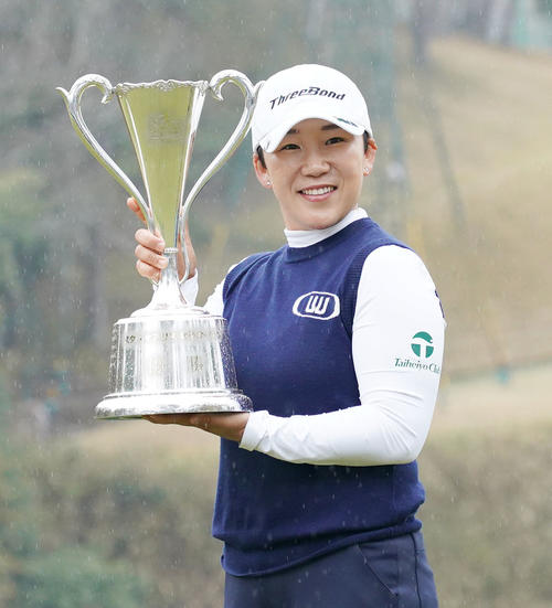 スタジオアリス女子オープン・最終日　優勝を決めた申ジエはカップを手に笑顔を見せる（撮影・奥田泰也）