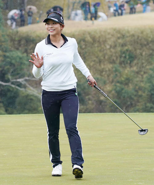 スタジオアリス女子オープン・最終日　18番、パットを決め笑顔を見せる熊谷かほ（撮影・奥田泰也）