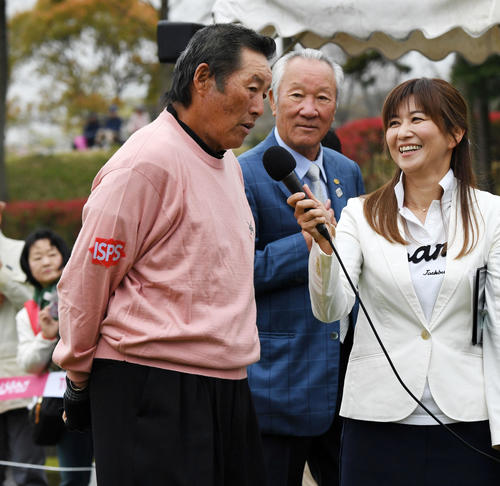 東建ホームメイトカッププロアマ戦スタート前、インタビューに答える尾崎将司（左）と青木功JGTO会長（撮影・前岡正明）