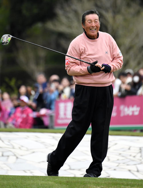 プロアマ戦1番、ティーショットを放ち笑顔を見せる尾崎（撮影・前岡正明）