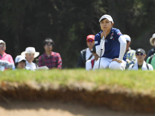 KKT杯バンテリンレディスオープン2日目、4番ロング、グリーンを読む小貫麗(撮影・今浪浩三)
