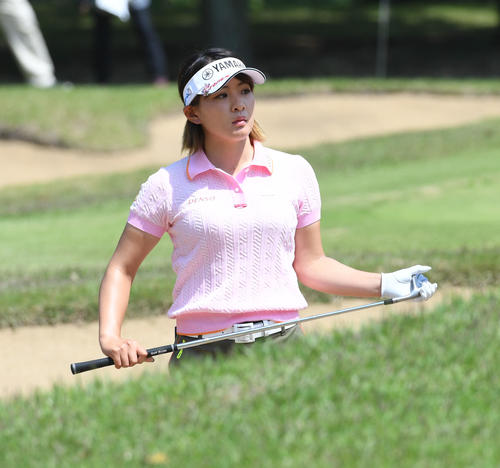 KKT杯バンテリンレディスオープン2日目、4番ロング、ガードバンカーからピンを狙う永井花奈(撮影・今浪浩三)