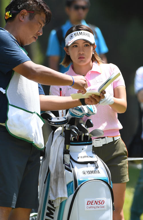 KKT杯バンテリンレディスオープン2日目、5番、キャディーと攻め方を話す永井花奈(撮影・今浪浩三)